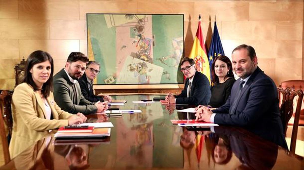 Los equipos negociadores de ERC y PSOE, en el COngreso. Foto: Efe