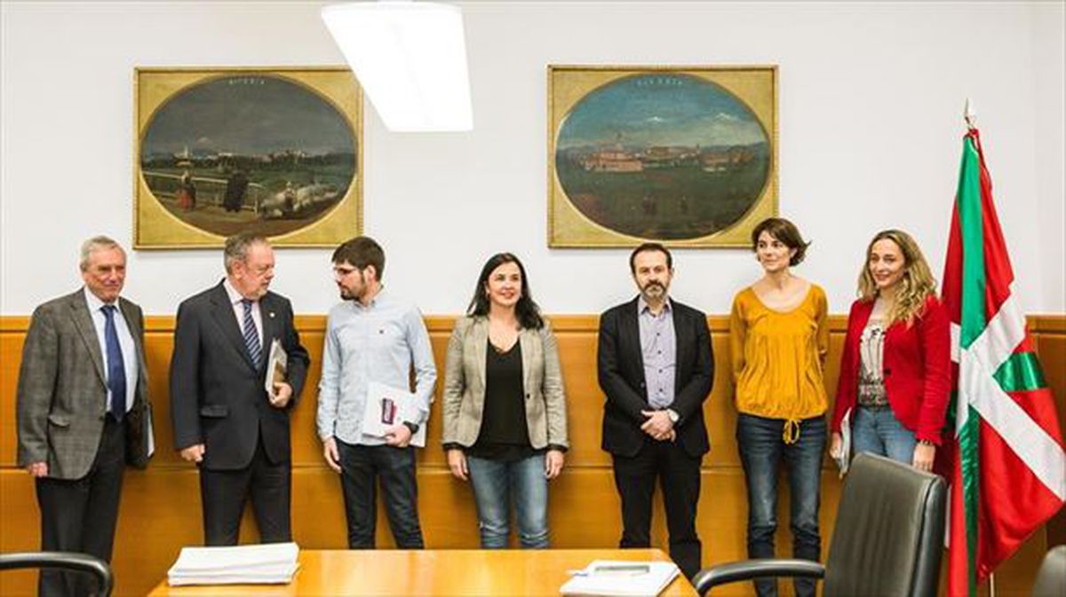 Gobierno Vasco y Elkarrekin Podemos durante la negociación. Foto de archivo: EFE