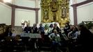 Jesús Hernández y un coro eclesiástico cantan 'Lau Teilatu'