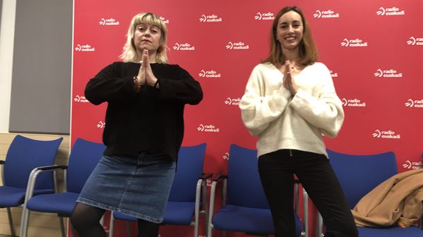 Mery Urzelai intentando una asana con Almudena Pérez. RE