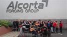 El grupo de trabajadores de forja de Alcorta nos cantan 'Lau Teilatu'