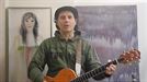 Xabier San Sebastianek bere gitarra hartu du 'Lau Teilatu' abesteko
