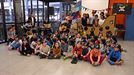 San Benito Ikastolan piratak bilakatu dira 'Lau Teilatu' abesteko