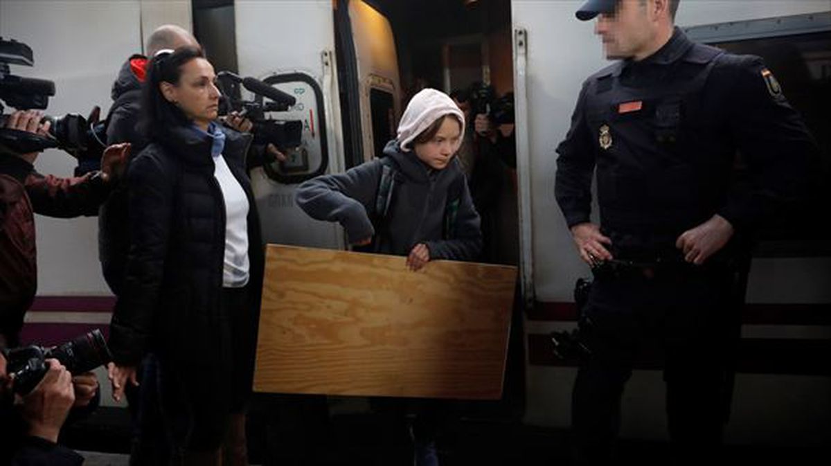 Greta Thunberg baja del tren en Madrid