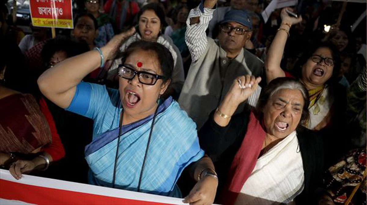 Hainbat emakume protestan Indian, bortxatzaileek duten inpunitatearen kontra. 