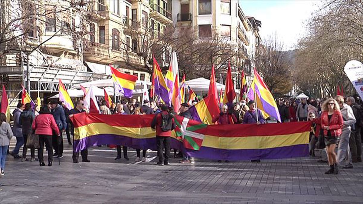 Bandera errepublikano handi bat paratu dute manifestazioaren goiburuan.  