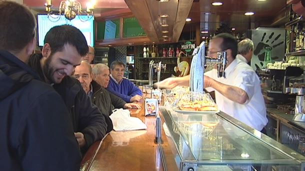 Clientes en la barra de un bar