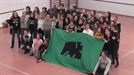 Zarauzko Ikastolako langileak ere animatu dira 'Lau Teilatu' abestera