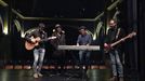 El grupo Ellas se ha sumado a cantar 'Lau Teilatu'