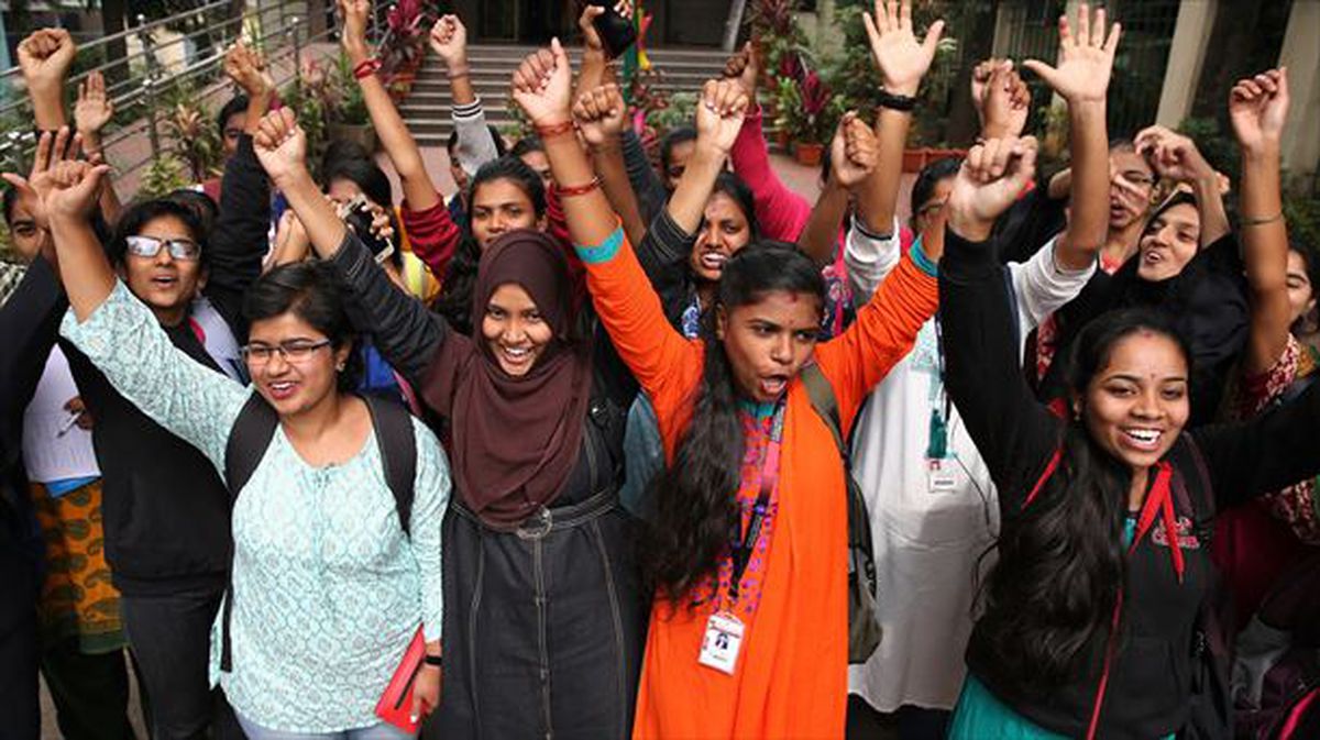 Imagen de mujeres indias festejando lau muerte de los cuatro supuestos violadores.
