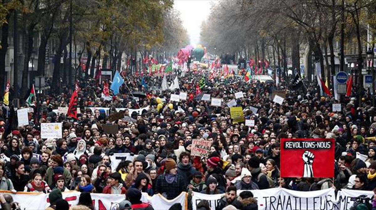 Manifestariak Parisen. Artxiboko argazkia: EFE/ Ian Langsdon