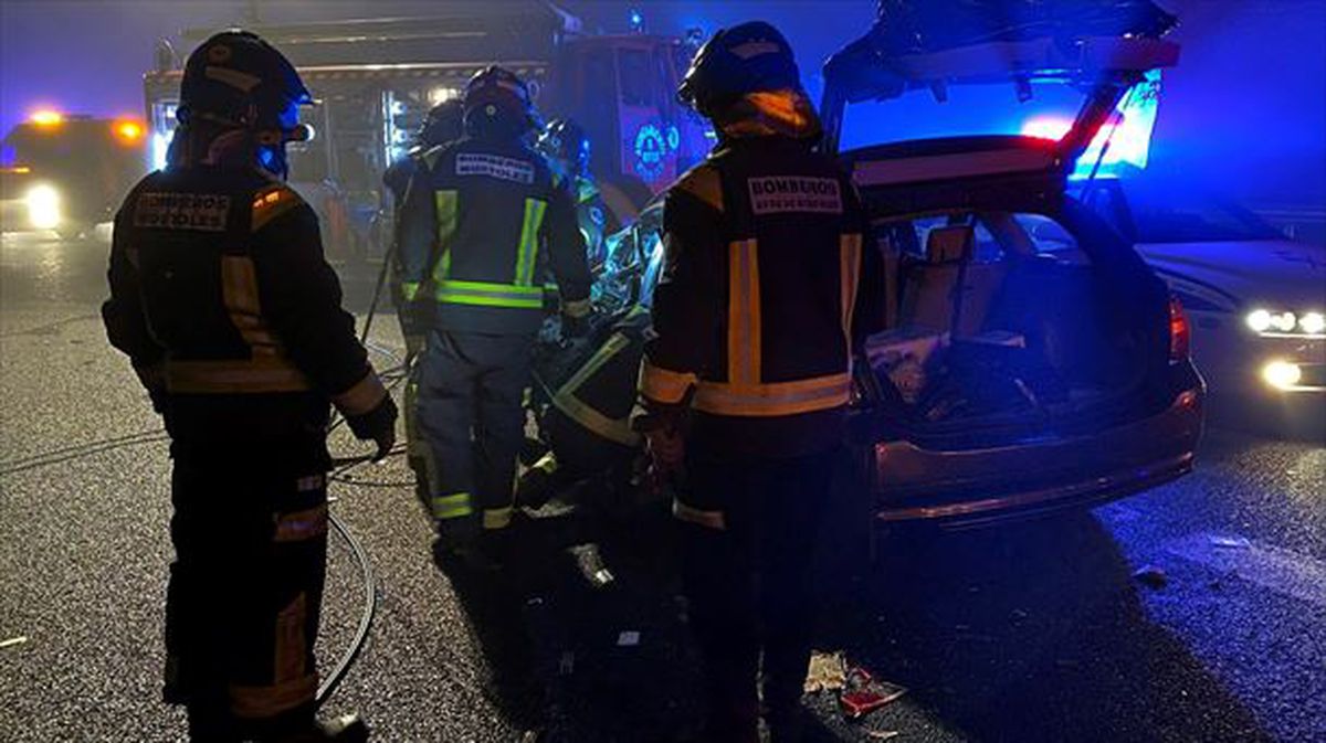 Imagen de los bomberos socorriendo a los accidentados en Mostoles