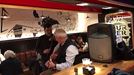 Mume taberna de Mungía y sus clientes cantan ''Lau Teilatu''