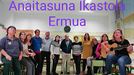 Ermuko Anaitasuna Ikastolako irakasleak, 'Lau Teilatu' abestia kantatzen