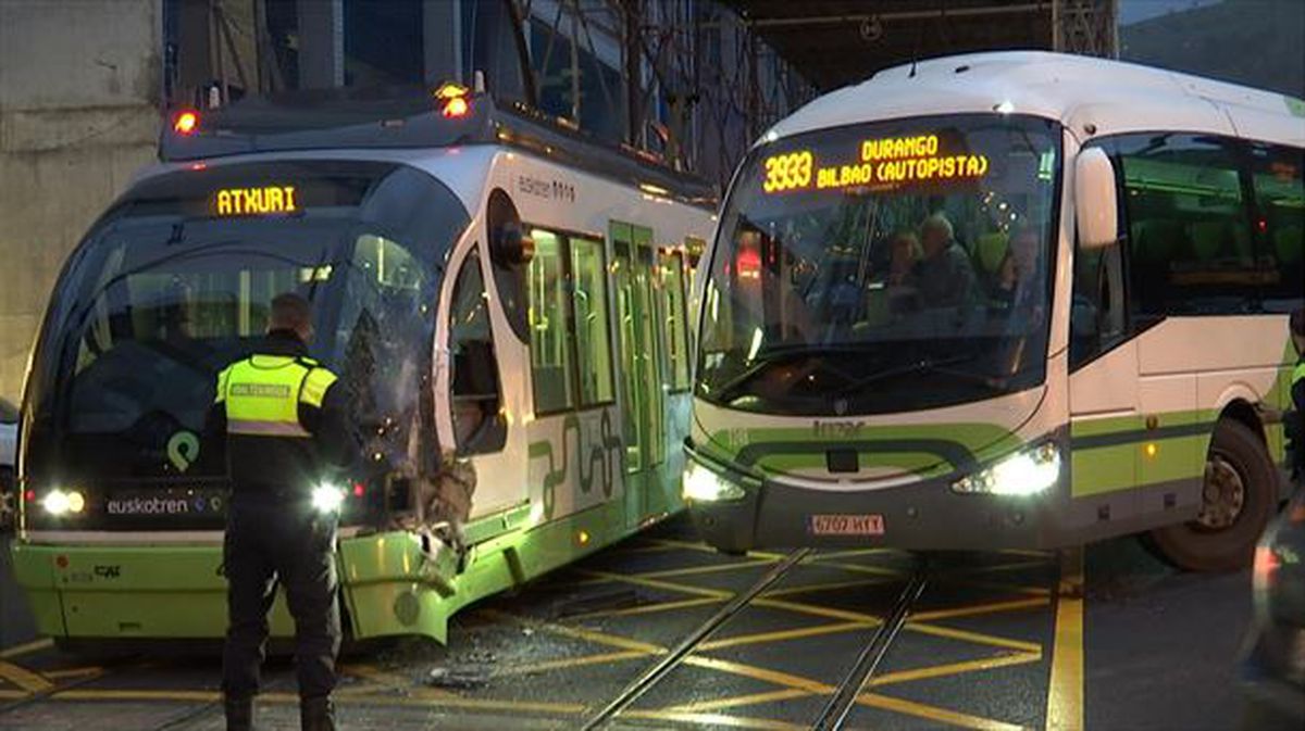 Choque entre un autobús y un tranvía en la entrada de la nueva Intermodal de Bilbao