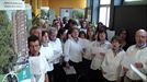 Laura y un grupo de amigos se unen para cantar 'Lau Teilatu'