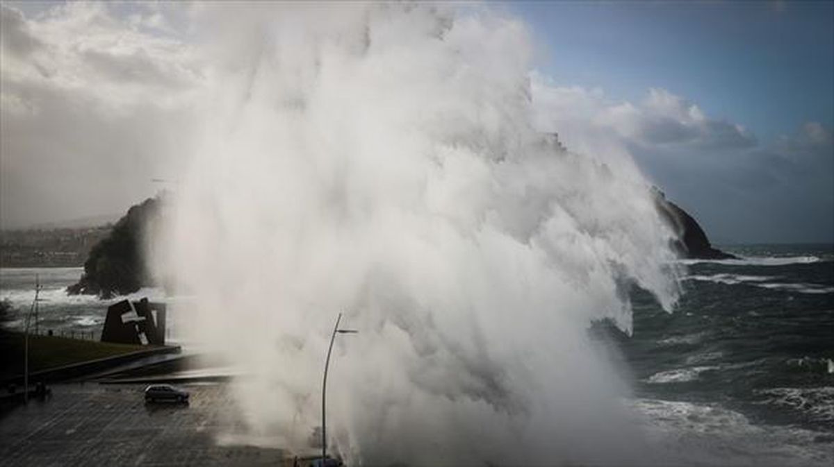 Un gran ola impacta contra el Peine del Viento en San Sebastián. 