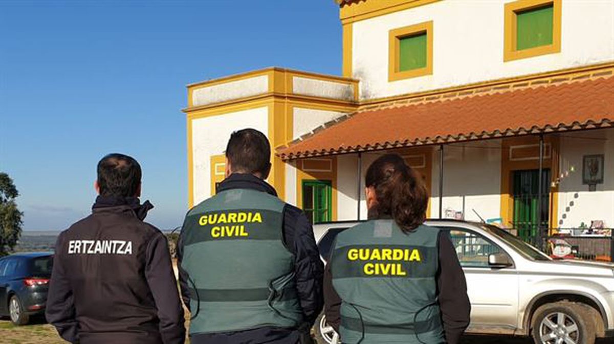 Agentes de la Ertzaintza y la Guardia Civil frente a un cortijo en Badajoz