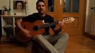 Iñigo Castro acompañado de su guitarra nos canta ''Lau Teilatu''