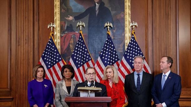 Nadler ante el micrófono anunciando los cargos contra Trump. FOto: Efe