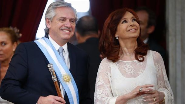 Alberto y Cristina Fernández tras tomar posesión de sus cargos. Foto de archivo: EFE