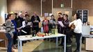 Leire y sus compañeros cantan 'Lau Teilatu' acompañados de adornos navideños