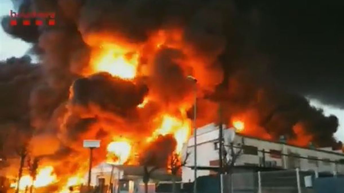 Lugar del incendio. Imagen obtenida de un vídeo de @bomberscat