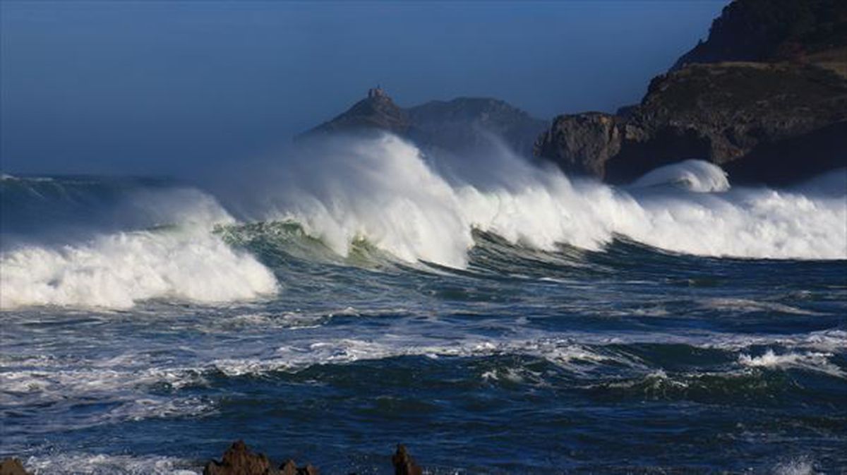 Las olas este domingo podrían alcanzar una altura de 3 metros.