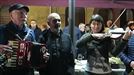 Joseba Irustak giro alaian abestu du 'Lau Teilatu'