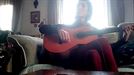 Lorea acompañada de su guitarra canta 'Lau Teilatu'