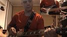 Jon Andoni Renes manda una versión instrumental de 'Lau Teilatu' con sus guitarras