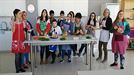 'Lau Teilatu' abestu du Zubi Manteo institutuak patata tortilla egiten duen bitartean