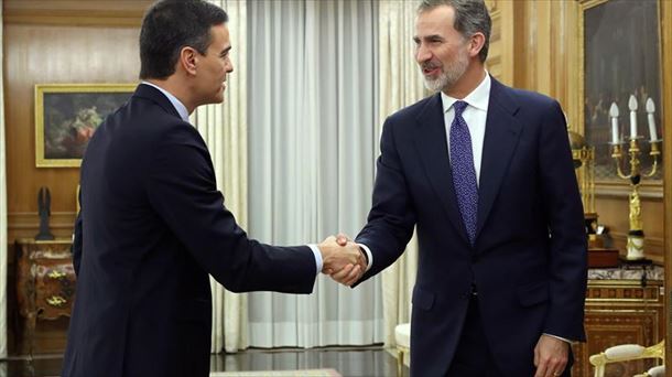 Sánchez da la mano al rey Felipe VI de España. Foto: Efe