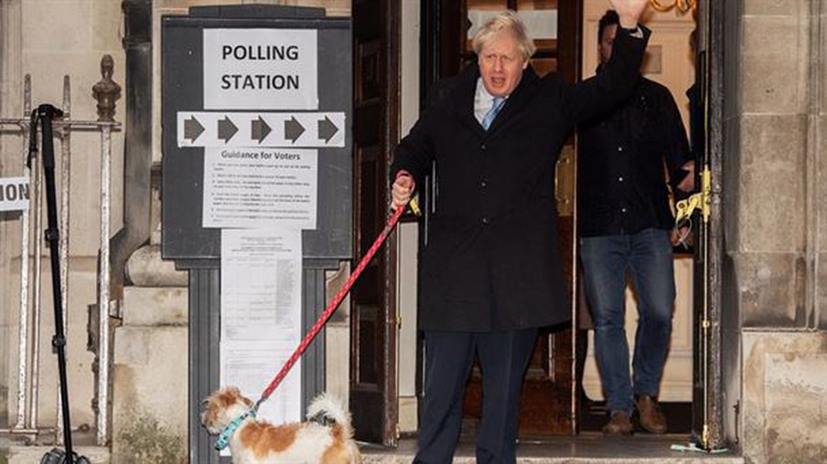 Imagen de Boris Johnson en el colegio electoral acompañado de su perro, Dilyn.
