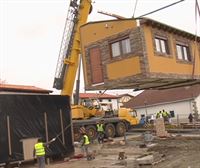 Instalan en Abetxuko la primera vivienda prefabricada de Vitoria