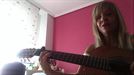 Antonia y su guitarra nos cautiva con 'Lau Teilatu'