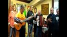 Jesus García y sus amigos se animan a cantar 'Lau Teilatu'