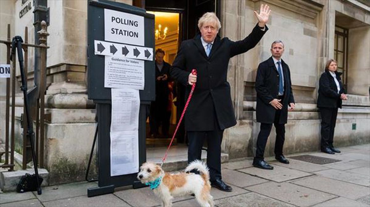 Boris Johnson bere txakurrarekin joan da bozkatzera.