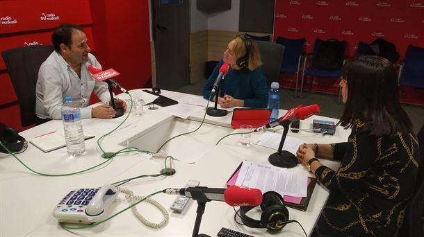 Txomin Iturralde y Nuria Lekue junto a Loreto Larumbe. Radio Euskadi. 