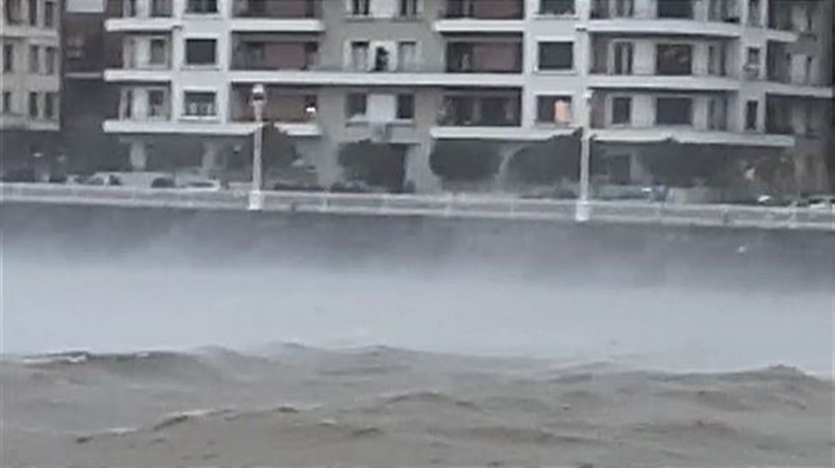 El viento azota con fuerza en Portugalete