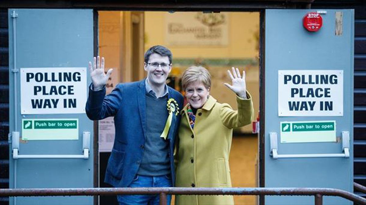 Nicola Sturgeon, a la derecha, posa con otro candidato del SNP, en la jornada electoral. Foto: EFE. 