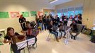 Ortuella Institutuko ikasleak elkartuta 'Lau Teilatu' abesten 