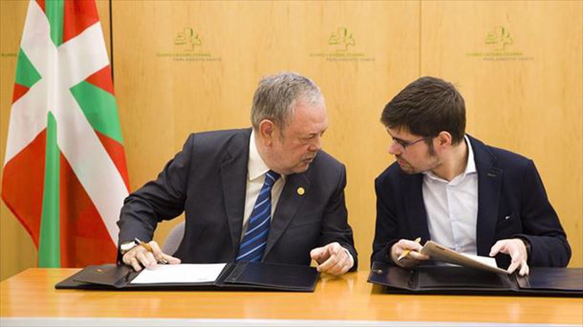 Azpiazu y Martínez durante la firma del acuerdo hoy. Foto: EFE

