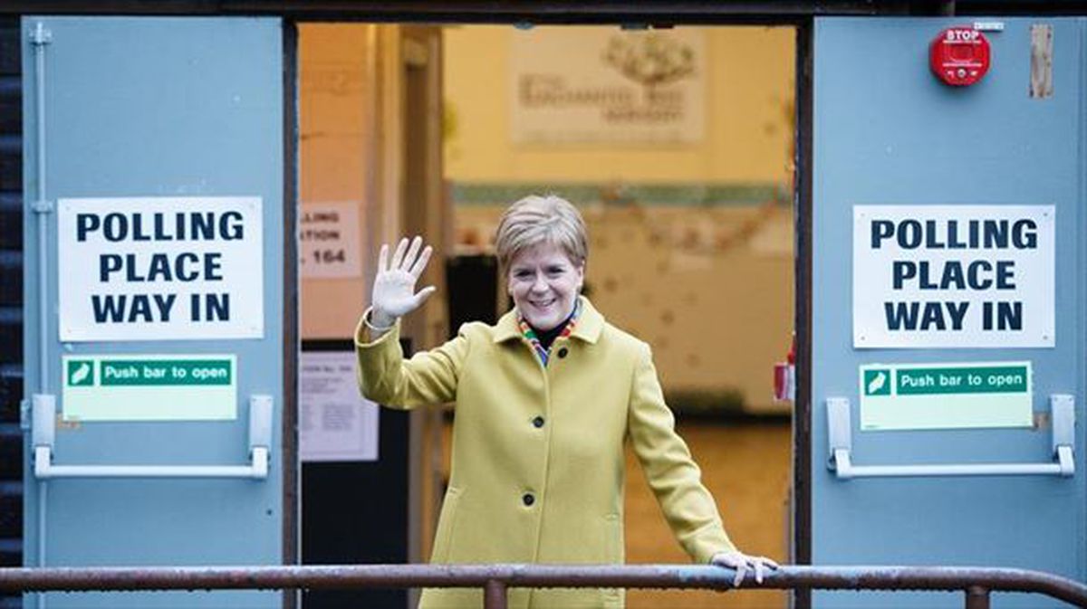 Nicola Sturgeon, a la derecha, posa con otro candidato del SNP, en la jornada electoral. Foto: EFE. 