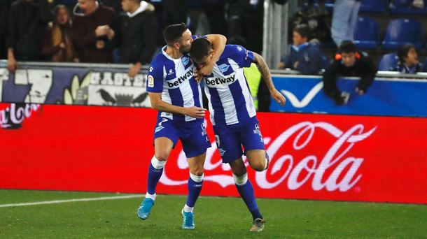 Lucas Pérez felicita a Joselu tras el gol.