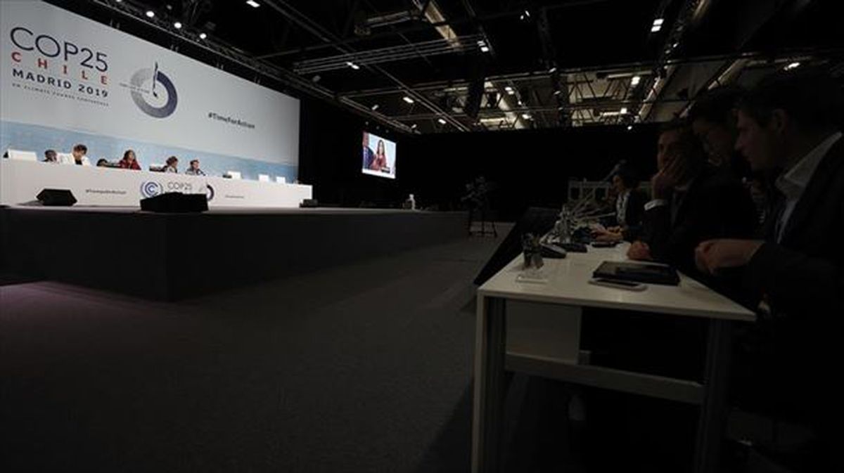 El plenario en el que se celebra la ceremonia de clausura de la Cumbre del Clima. EFE/JAVIER LIZÓN