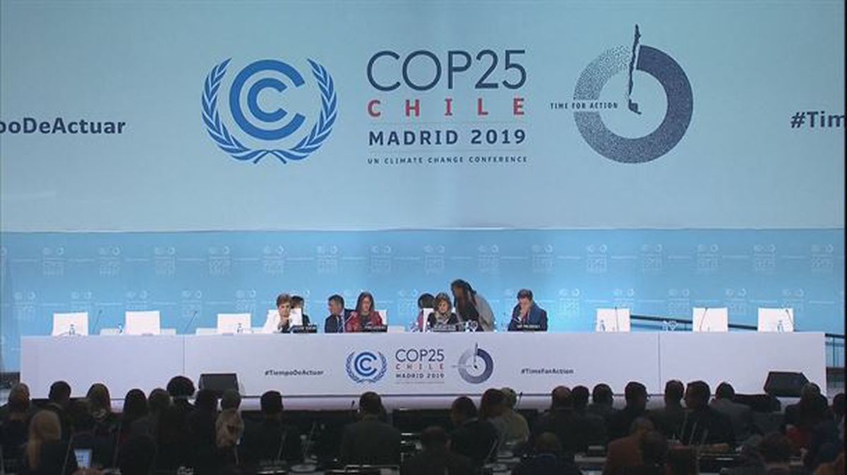 El plenario en el que se celebra la ceremonia de clausura de la Cumbre del Clima. EFE/JAVIER LIZÓN