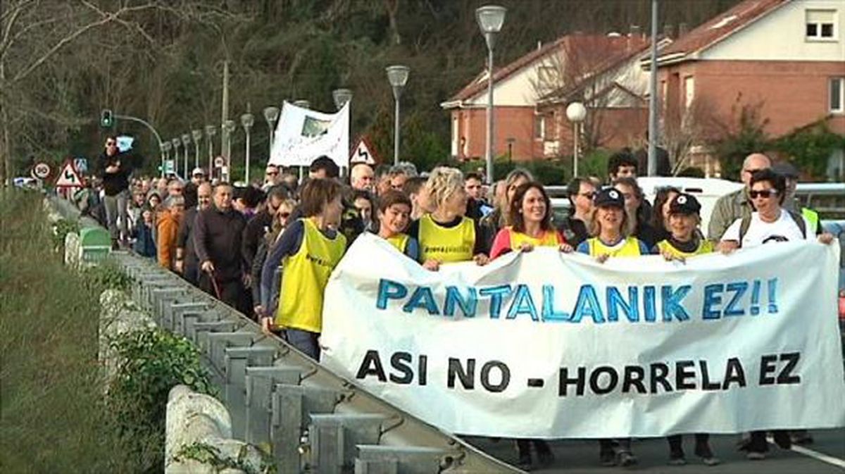 Entre 1.800 y 2.000 personas han secundado en Plentzia una manifestación. Imagen: EiTB