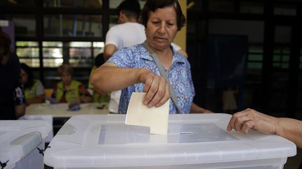 Una persona deposita su voto en la consulta sobre la reforma de la Constitución en Chile.
