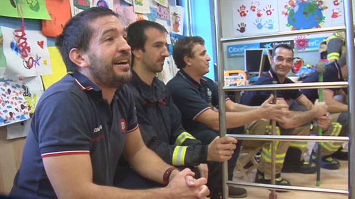 Bomberos en el Hospital de Basurto.